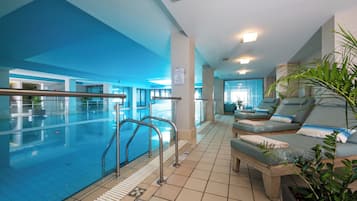 Piscine couverte, 6 piscines extérieures, parasols de plage