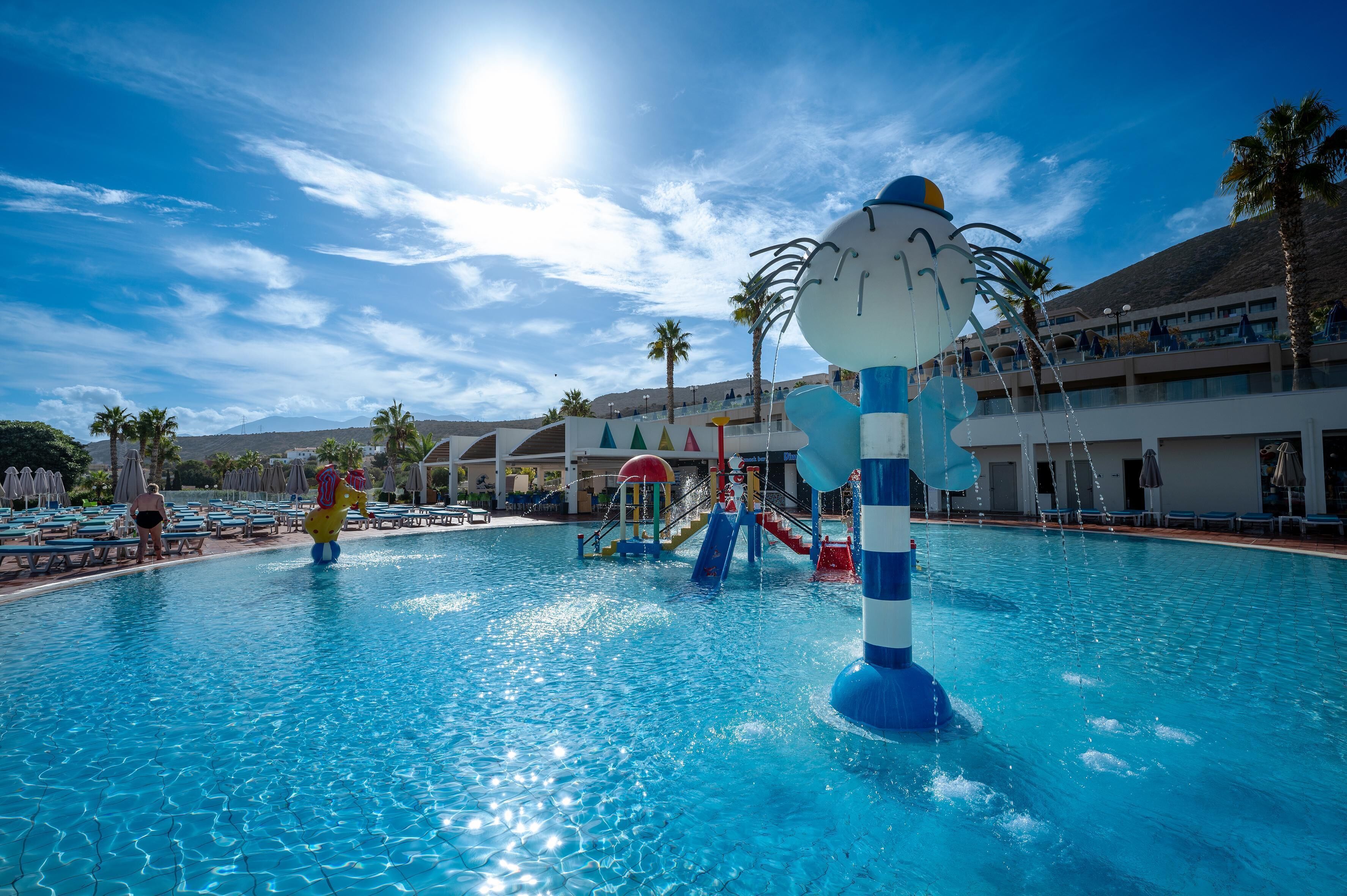 Innendørsbasseng,6 utendørsbassenger, bassengparasoller og solsenger