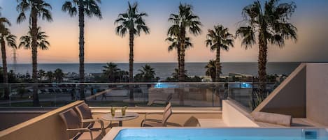 Suite with Outdoor Whirlpool | 1 bedroom, desk, blackout drapes, soundproofing