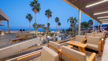 4 bars/lounges, 3 poolside bars
