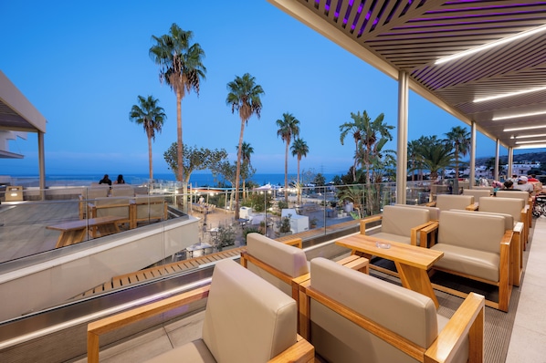 4 bars/lounges, 3 poolside bars