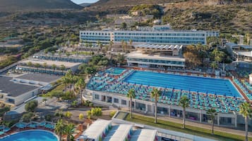 Piscine couverte, 6 piscines extérieures, parasols de plage