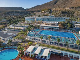 Una piscina techada, 6 piscinas al aire libre, sombrillas
