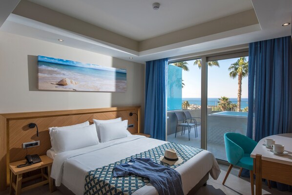 Suite with Outdoor Whirlpool (5 persons) | Desk, blackout drapes, soundproofing, iron/ironing board