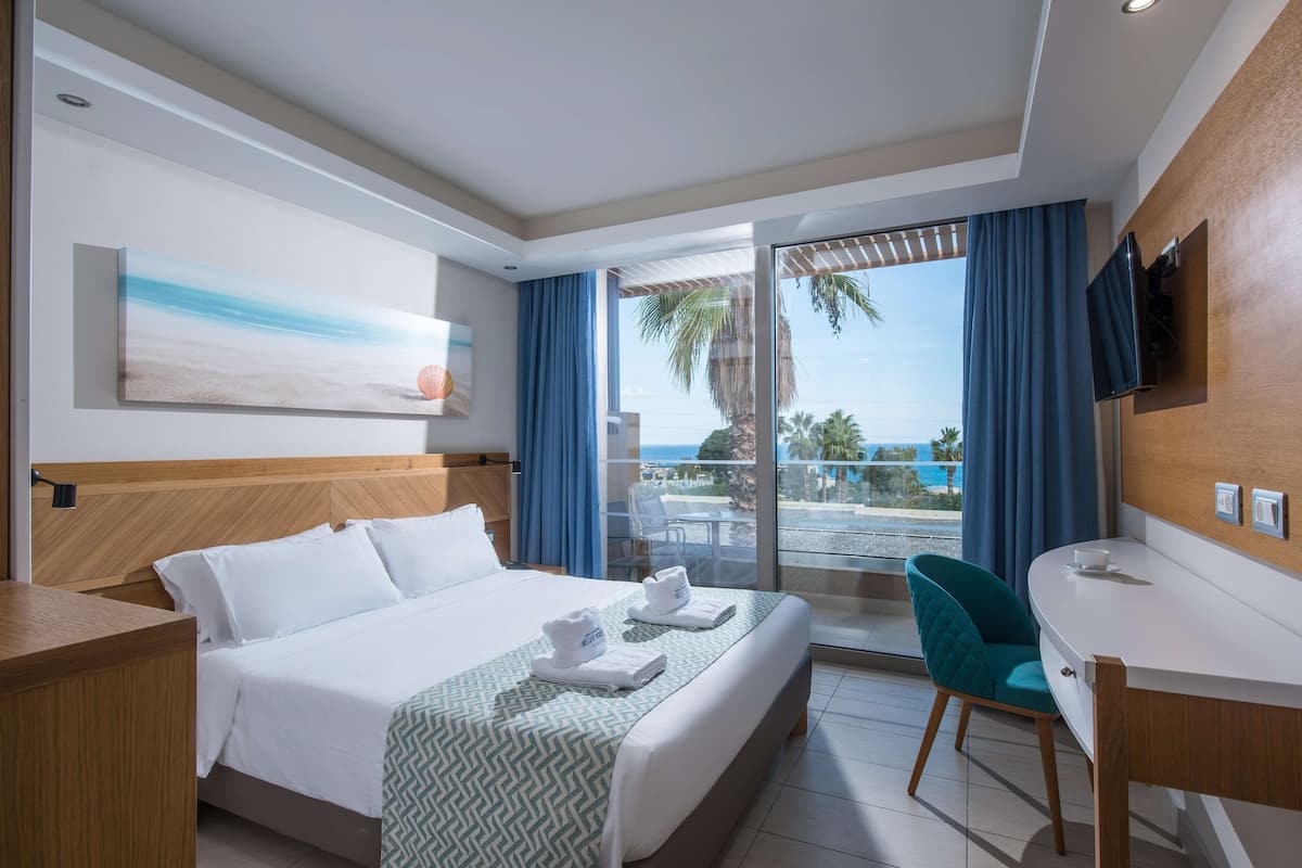 Superior Family Room with Sea View | 1 chambre, bureau, rideaux occultants, chambres insonorisées