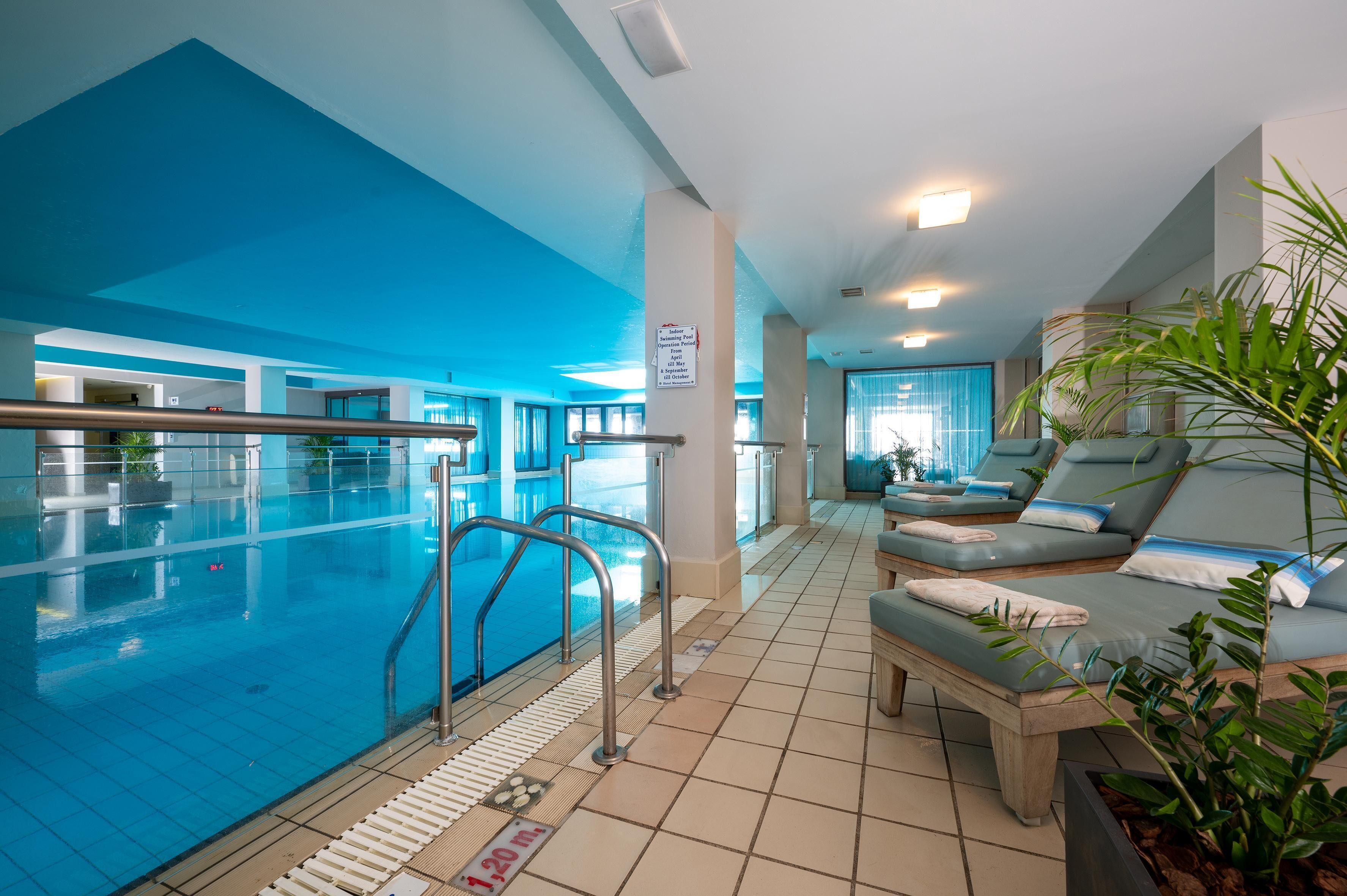 Kolam renang indoor dan 6 kolam renang outdoor