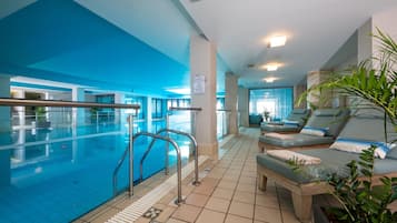 Kolam renang indoor dan 6 kolam renang outdoor