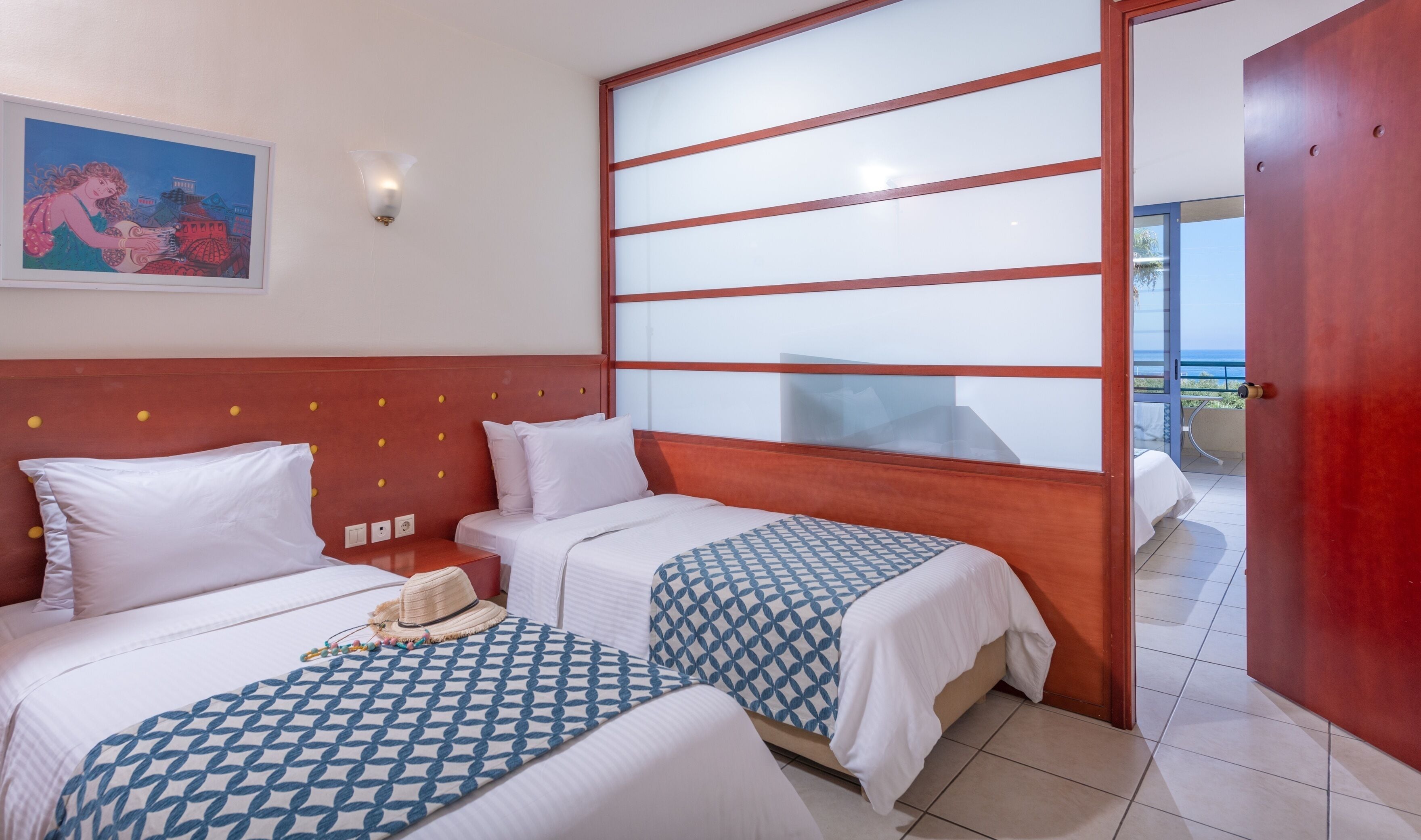 مكتب وستائر تعتيم وتجهيزات عازلة للصوت ومكواة/لوح كي