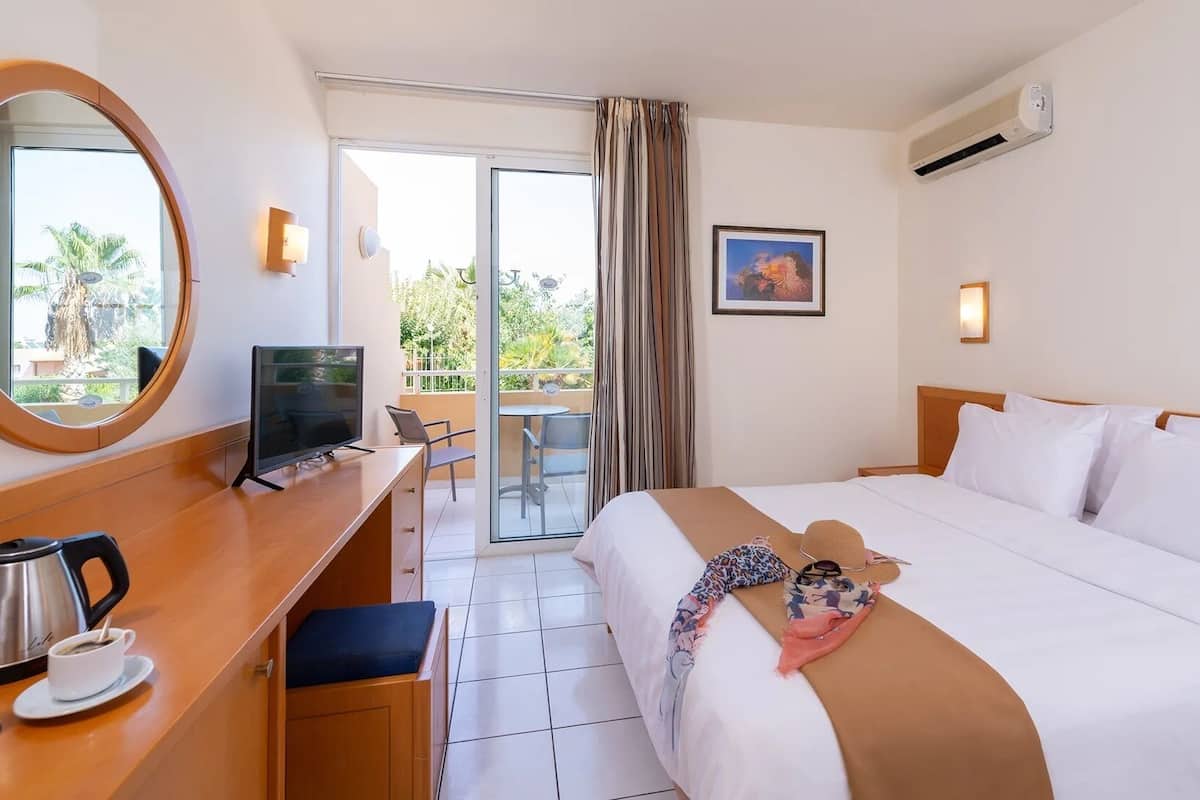 Economy Room with Land View | Escritorio, cortinas opacas, sistema de insonorización
