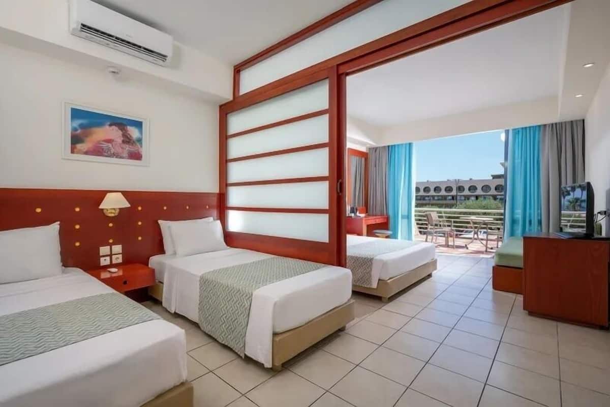 Economy Family Room with Land View (5 persons) | Escritorio, cortinas opacas, sistema de insonorización