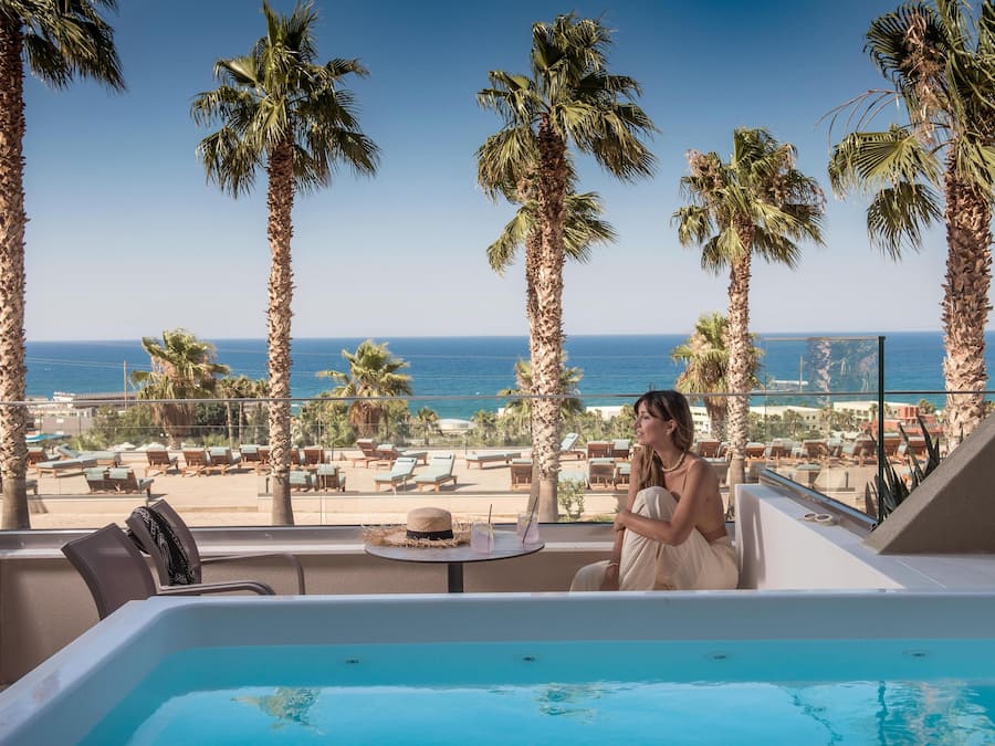 Skrivebord, blendingsgardiner, lydisolert og strykejern/-brett