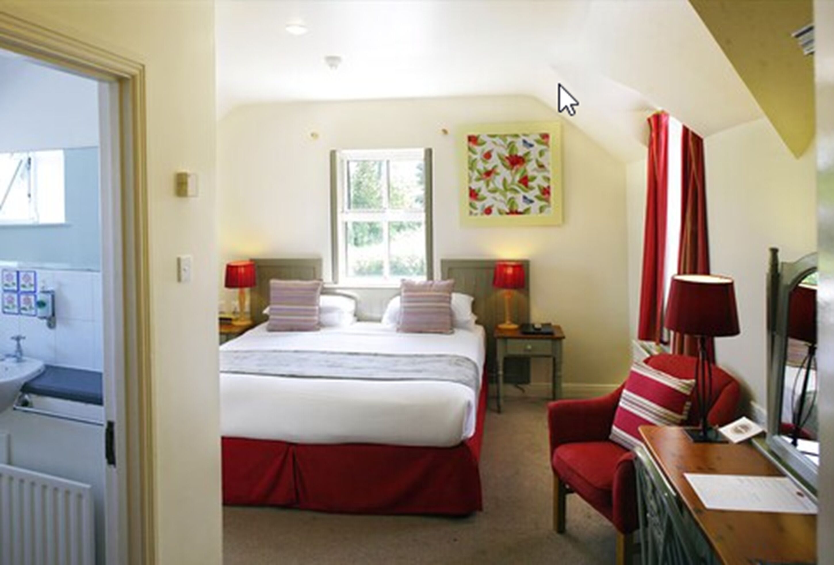 Ensemble douche/baignoire, articles de toilette gratuits, sèche-cheveux