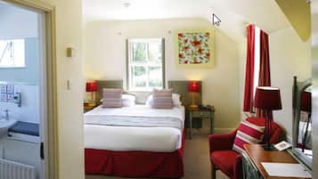 Combined shower/tub, free toiletries, hair dryer, towels