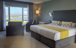 Quarto casal luxo, vista para o mar | Ferros/tábuas de passar roupa, acesso de cortesia à internet