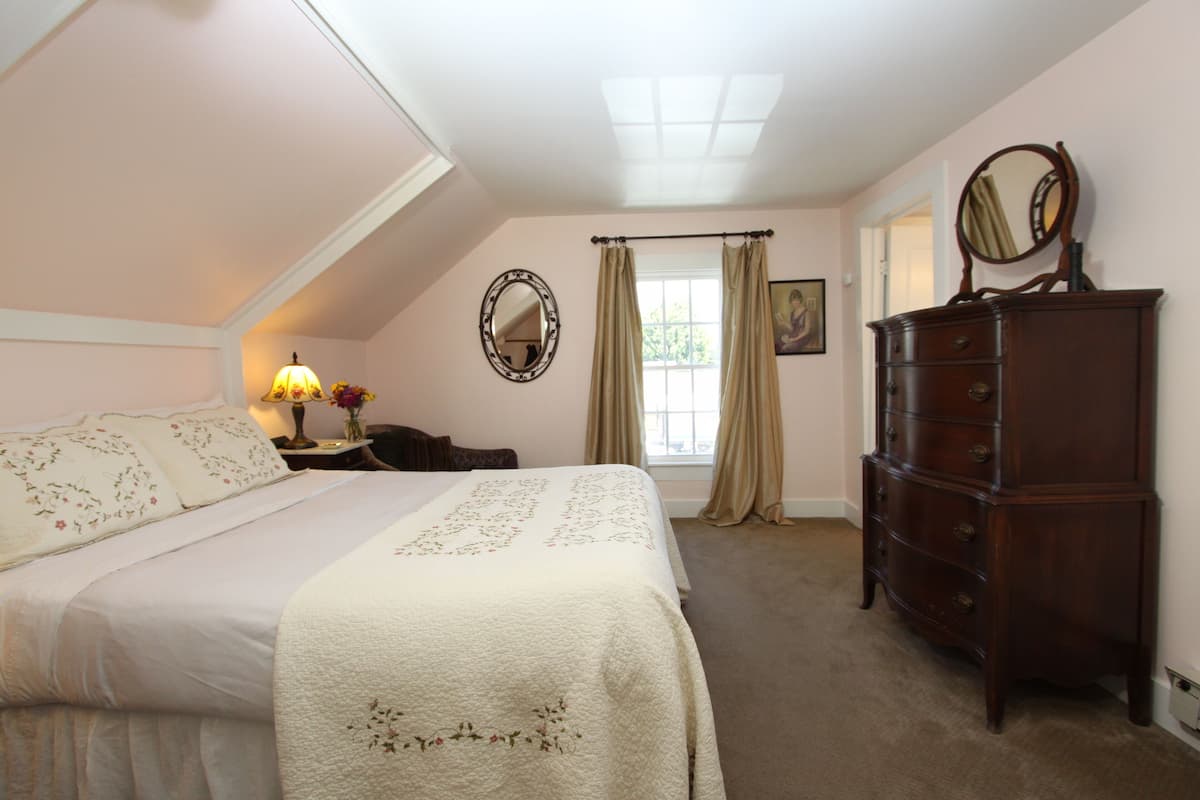 Room (Olallieberry) | 1 bedroom, premium bedding, individually decorated