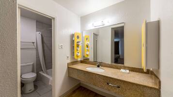 Ein Badezimmer mit Waschbecken, Spiegel und Toilette.