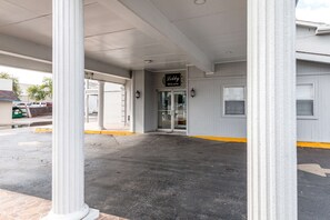 Property entrance - Studio 6 San Antonio, TX - Fort Sam Houston Area (San Antonio)