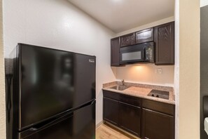 Private kitchenette - Studio 6 San Antonio, TX - Fort Sam Houston Area (San Antonio)