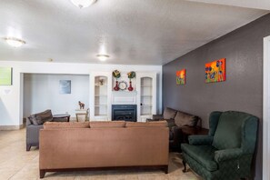 Lobby sitting area - Studio 6 San Antonio, TX - Fort Sam Houston Area (San Antonio)