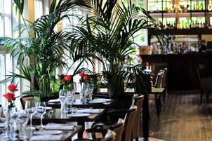 Se sirven desayunos, almuerzos y cenas; con vista al jardín
