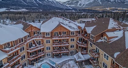 Falcon Crest Lodge by CLIQUE