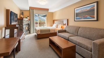 Deluxe Room, 1 Queen Bed with Sofa bed | Egyptian cotton sheets, premium bedding, pillowtop beds, in-room safe