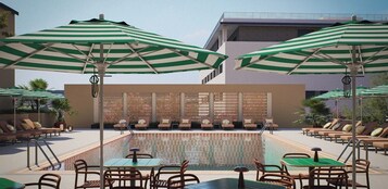 Una piscina cubierta, una piscina al aire libre, sombrillas, tumbonas