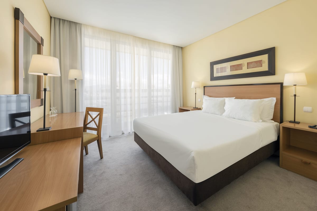 Standard Room | Minibar, in-room safe, desk, blackout curtains