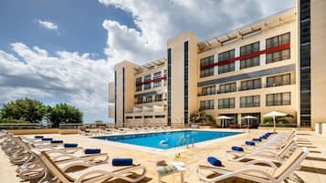 Piscina interna, piscina externa, guarda-sóis, espreguiçadeiras