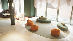 Un interior moderno con una zona de estar circular, una pequeña mesa y sillas.