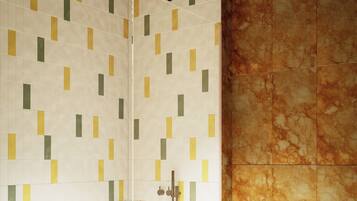Une salle de bain moderne avec douche, toilettes et mur en marbre.