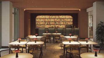 Een restaurant met een bar, meerdere tafels en stoelen.