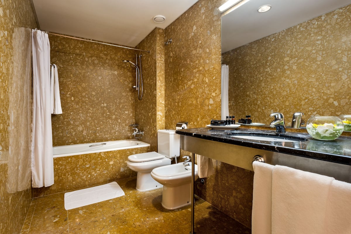 combined shower/bathtub, eco-friendly toiletries, hair dryer, towels