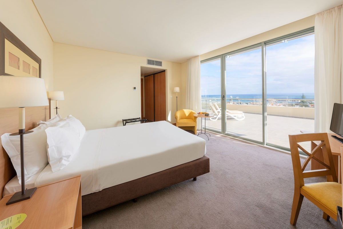 superior room | 1 bedroom, minibar, in-room safe, desk