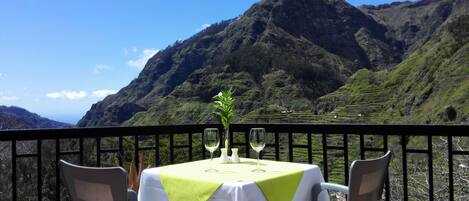 Se sirven desayunos, comidas y cenas con vista al jardín