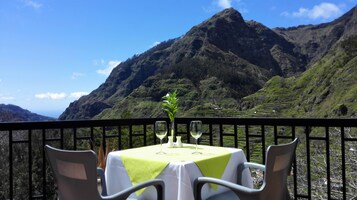Se sirven desayunos, almuerzos y cenas; con vista al jardín