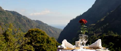 Petit déjeuner, déjeuner et dîner servis sur place, vue sur le jardin