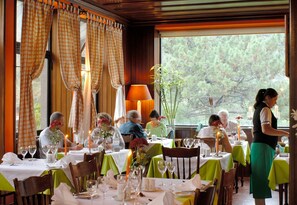 Breakfast, lunch, dinner served; garden views  - Dorisol Pousada Dos Vinhaticos (Ribeira Brava)
