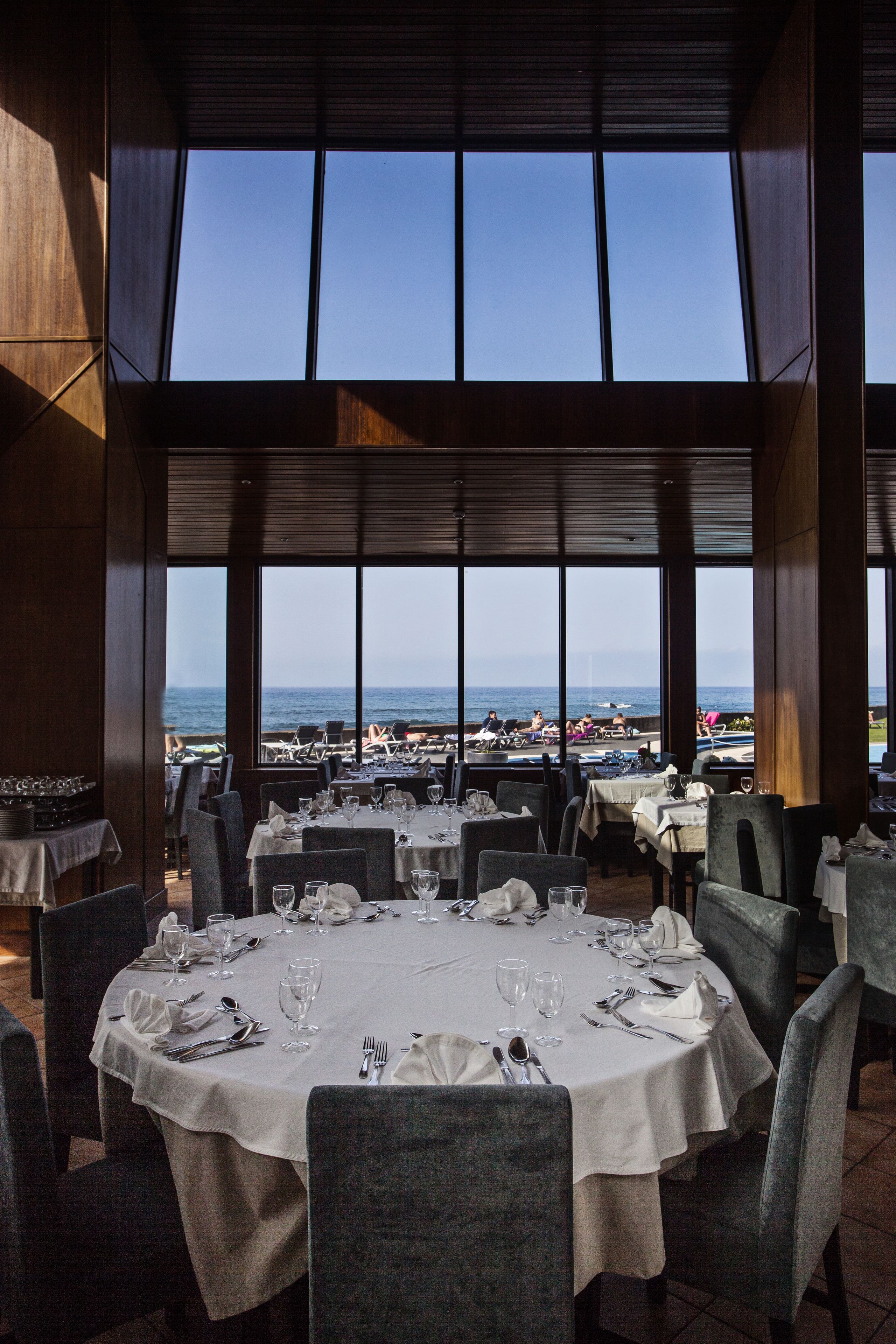 breakfast, lunch, dinner served; international cuisine