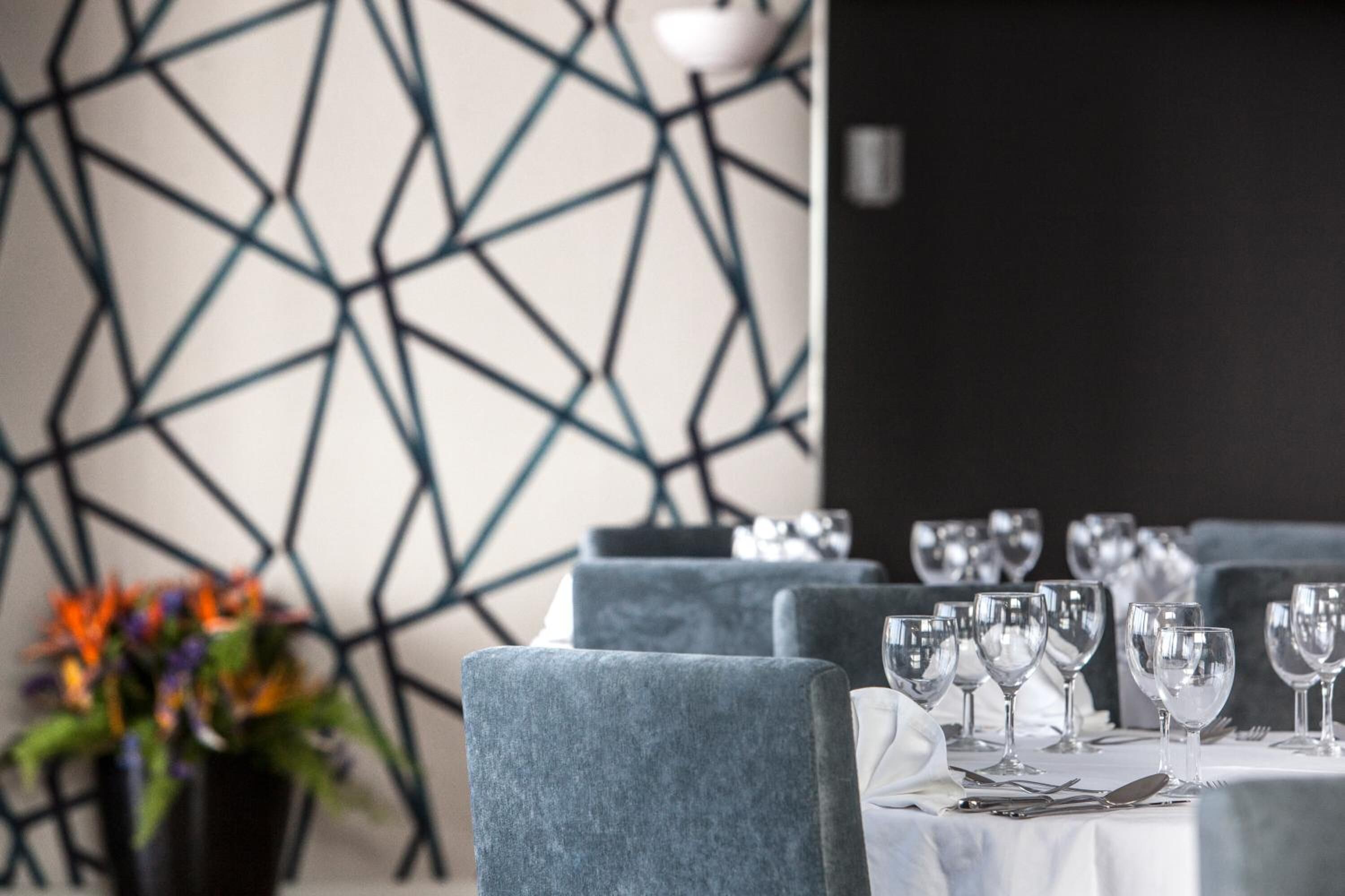 breakfast, lunch, dinner served; international cuisine