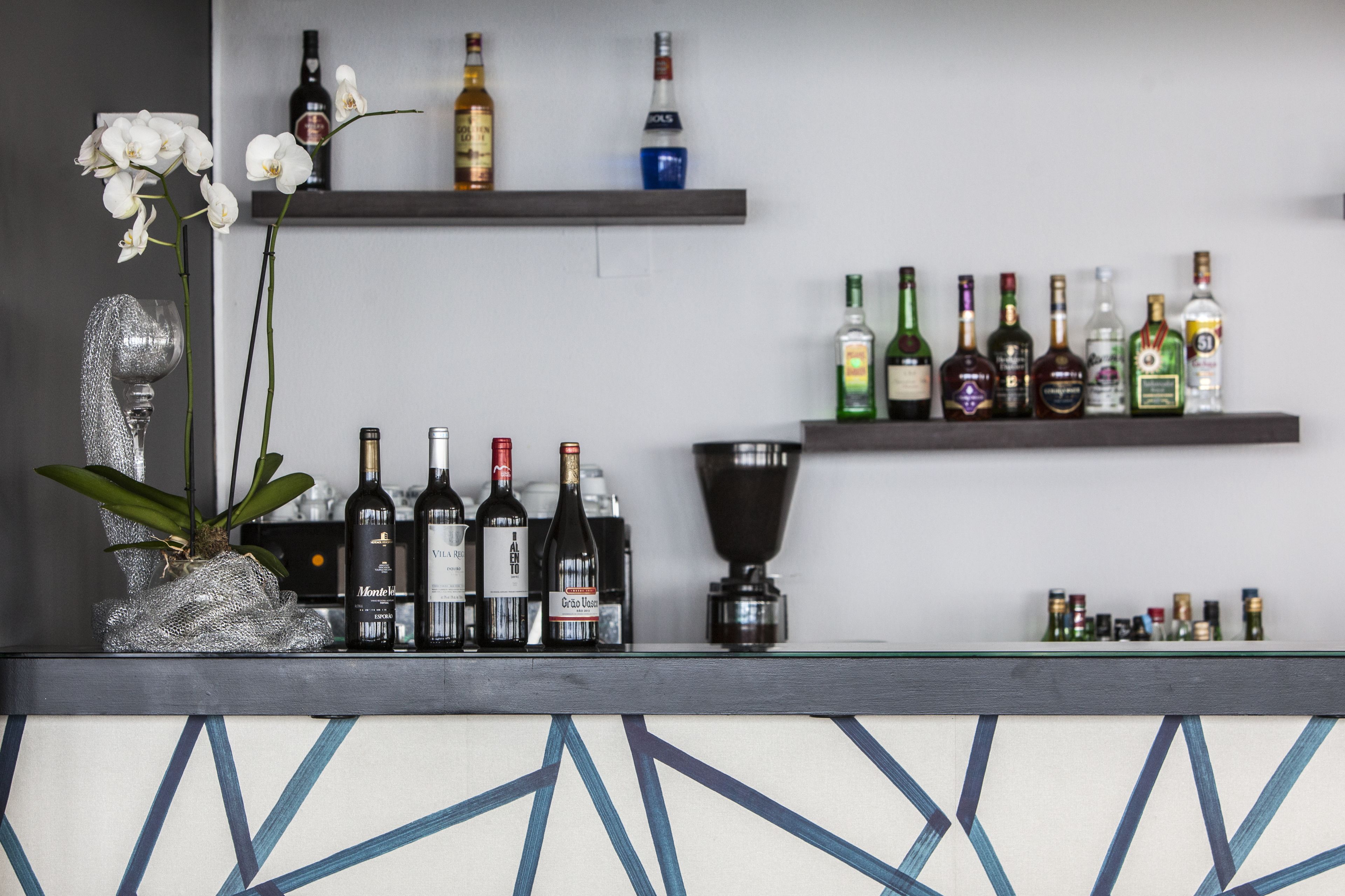 breakfast, lunch, dinner served; international cuisine