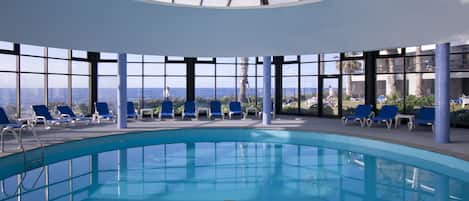 Innendørsbasseng og 2 utendørsbassenger