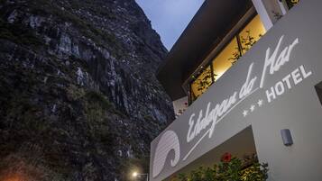 Bagian depan properti - sore/malam