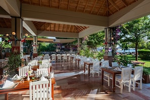 4 restaurants servant le petit déjeuner, le déjeuner et le dîner