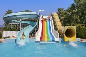 4 piscines extérieures, parasols de plage, chaises longues