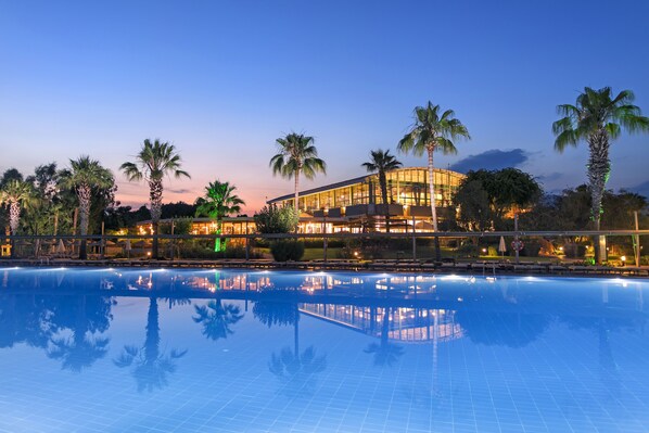 4 restaurants, breakfast, lunch, dinner served; Turkish cuisine 