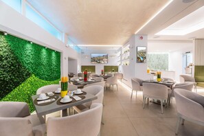 Daily buffet breakfast (EUR 10 per person) - Gardenia Sorrento Coast, Ascend Hotel Collection (Sorrento)