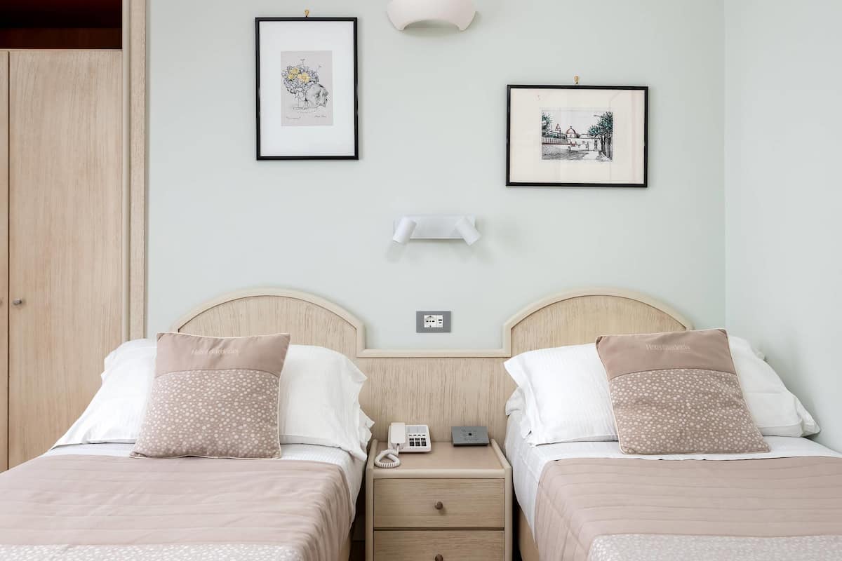 Kamer, meerdere bedden, niet-roken | 1 slaapkamer, een minibar, een kluis op de kamer, geluiddichte muren