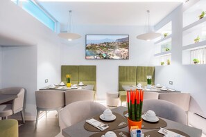 Petit déjeuner buffet (10 EUR par personne)