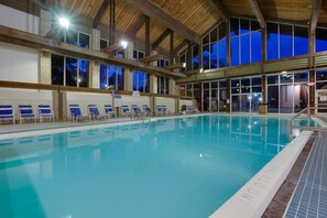 Indoor pool, seasonal outdoor pool, pool umbrellas, sun loungers - Salt Fork Lodge and Conference Center (Cambridge)